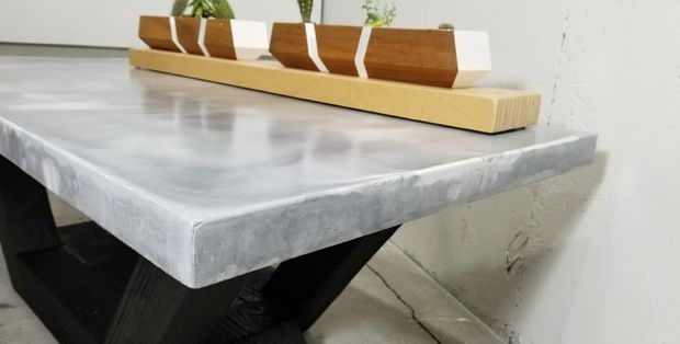 Výroba mramorového stola z betónu s podnožou z páleného dreva