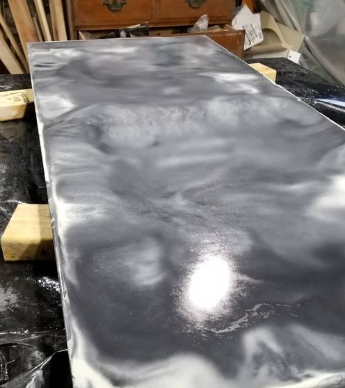Výroba mramorového stolu z betonu s podnoží z páleného dřeva