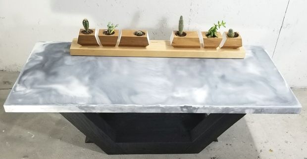 Lage et marmorbord av betong med brent treunderlag