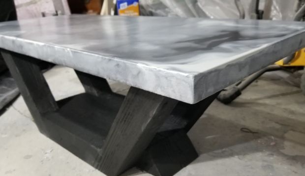 Výroba mramorového stola z betónu s podnožou z páleného dreva