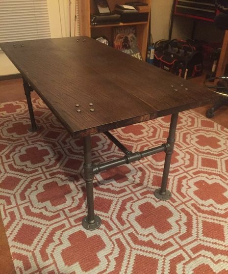 Stół w stylu retro z rurową podstawą