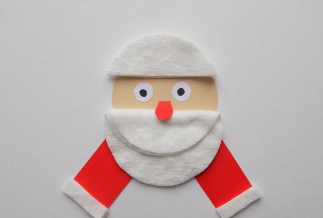 Weihnachtsmann aus Papier und Wattepads