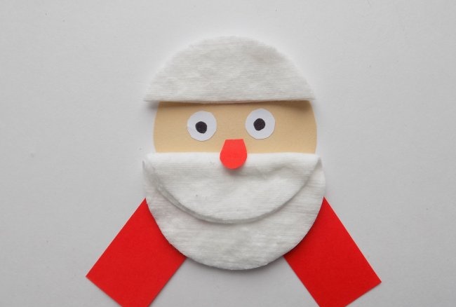 Papai Noel feito de papel e almofadas de algodão
