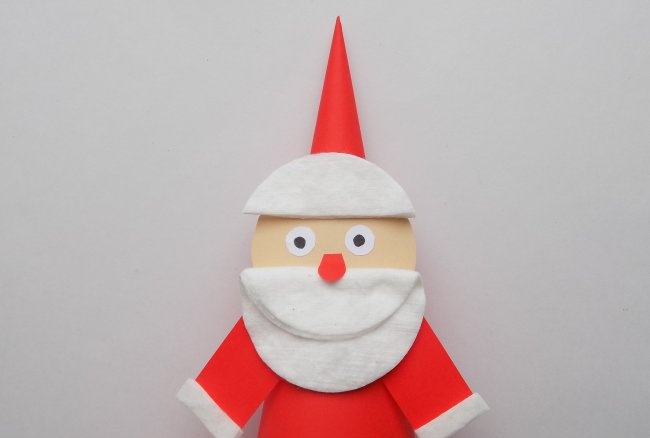 Santa Claus na gawa sa papel at cotton pad