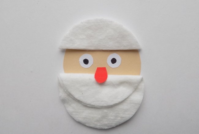 Santa Claus na gawa sa papel at cotton pad