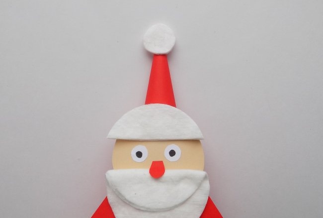 Santa Claus vyrobený z papíru a vatových tamponů