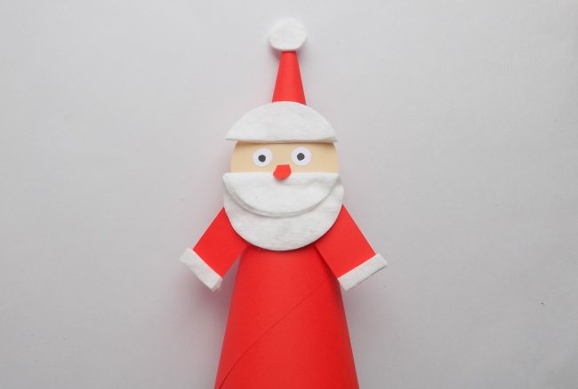 Kalėdų Senelis iš popieriaus ir vatos diskelių