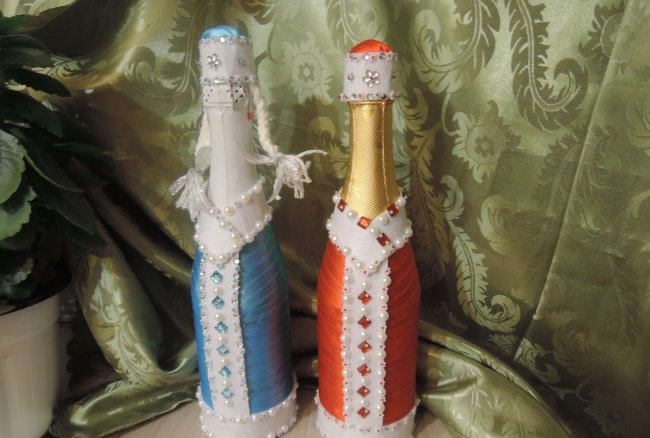 Yeni Yıl için bir şişe şampanya nasıl dekore edilir