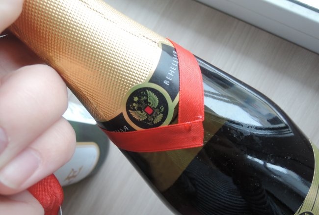 Yeni Yıl için bir şişe şampanya nasıl dekore edilir