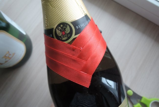 How to decorate a bottle of champagne for the New Year