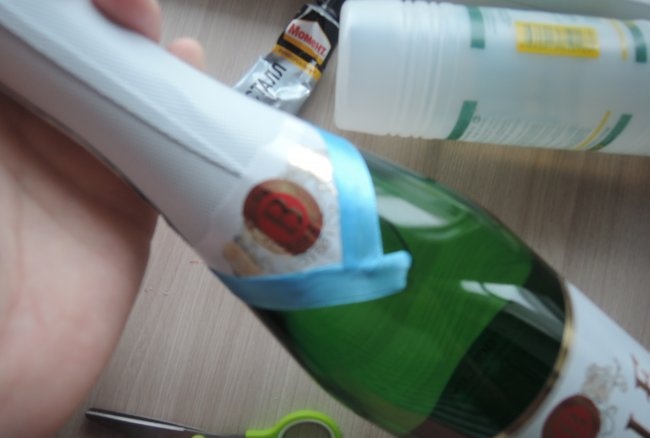 So dekorieren Sie eine Flasche Champagner für das neue Jahr