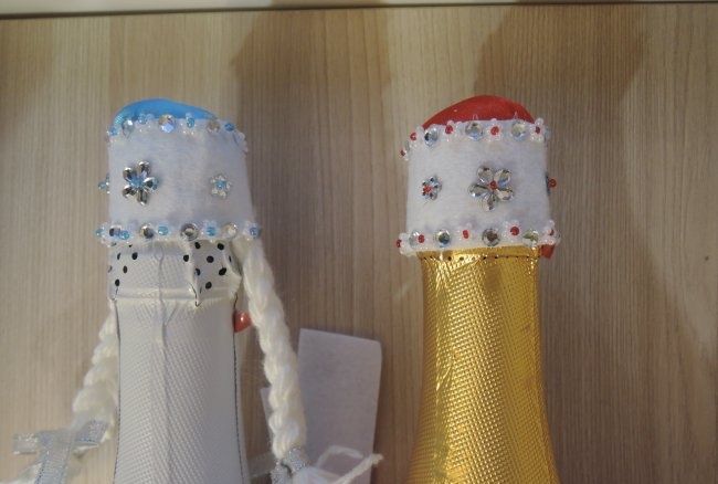 Hur man dekorerar en flaska champagne för det nya året