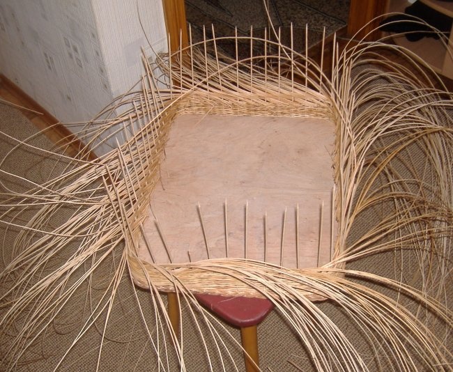 Košík na hračky vyrobený z proutí