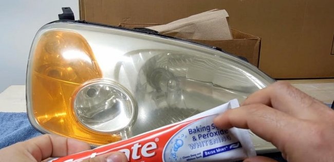 Pinakintab ang mga headlight gamit ang toothpaste