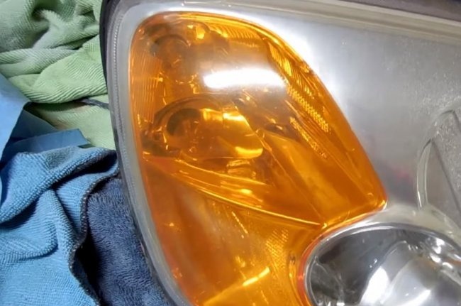 Pinakintab ang mga headlight gamit ang toothpaste