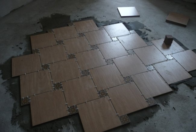 Lægning af fliser på gulvet