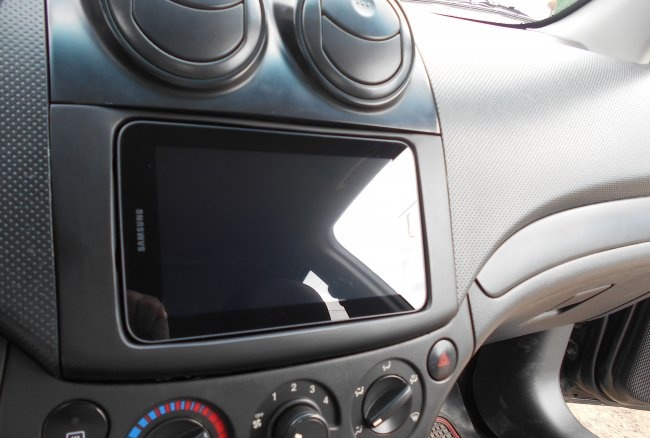 Een tablet in een auto installeren