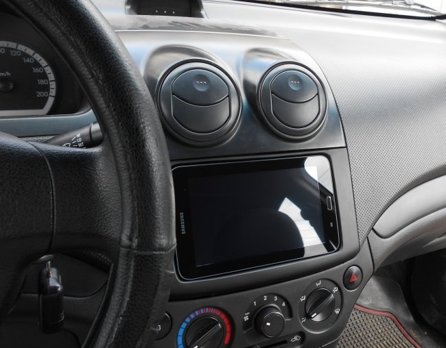 Een tablet in een auto installeren