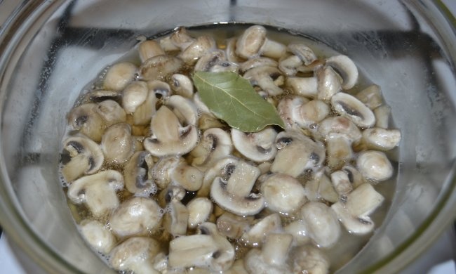 Marinated champignons