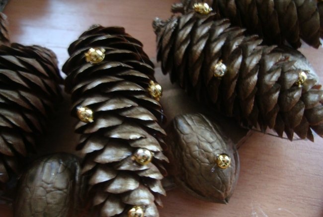New Year's candlestick made of pine cones