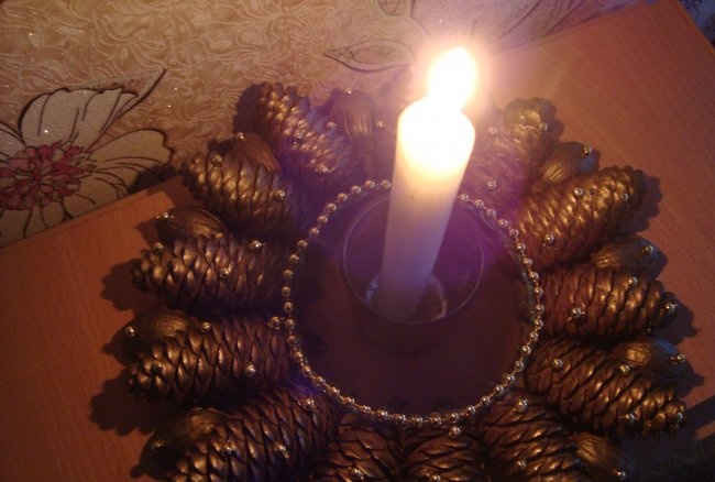 Naujųjų metų žvakidė iš kankorėžių