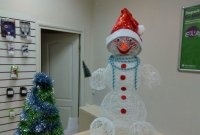 DIY-sneeuwpop gemaakt van draden