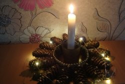 Świecznik noworoczny wykonany z szyszek sosnowych