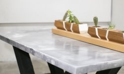 Een “marmeren” tafel maken van beton met een basis van verbrand hout