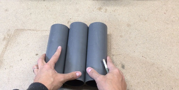 Portadestornilladores fabricado en tubo de PVC.