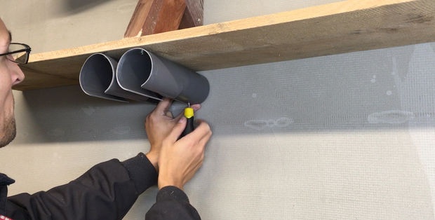 Portadestornilladores fabricado en tubo de PVC.