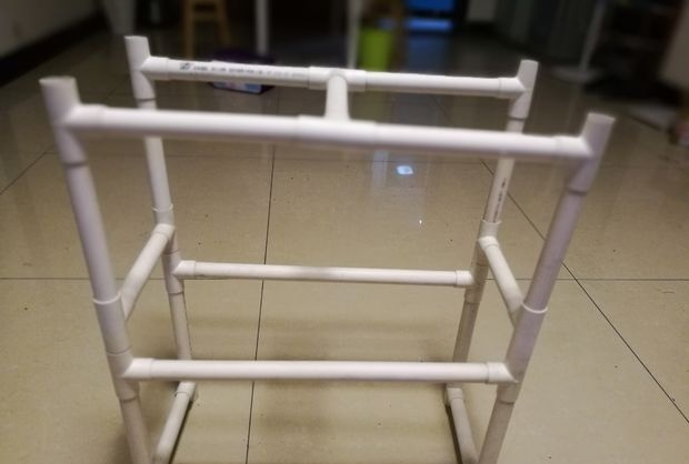 Giá đỡ hoa ống nhựa PVC