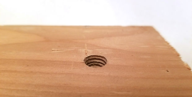 Vòi gỗ từ một bu lông