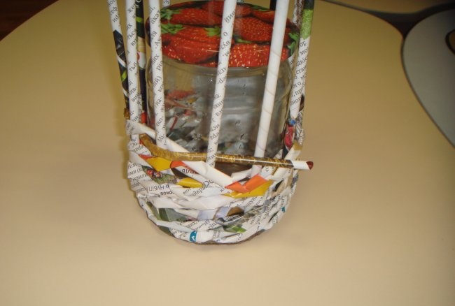 Pletena vaza od novinskih cijevi