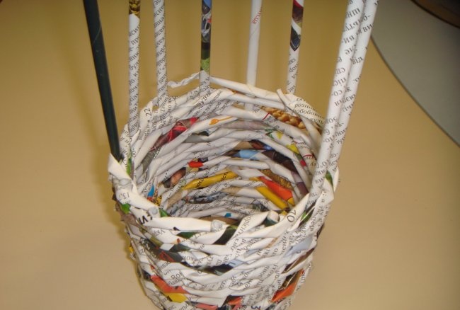 Плетена ваза направљена од новинских цеви