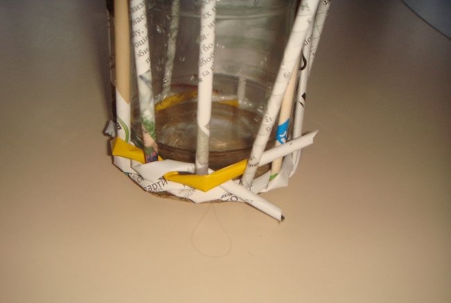 Wicker vase na gawa sa mga tubo ng pahayagan
