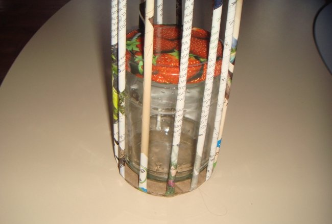 Proutěná váza vyrobená z novinových trubic