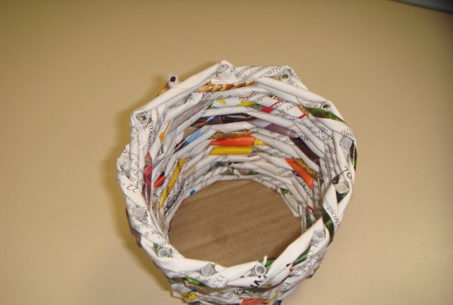 Jarrón de mimbre hecho con tubos de periódico.