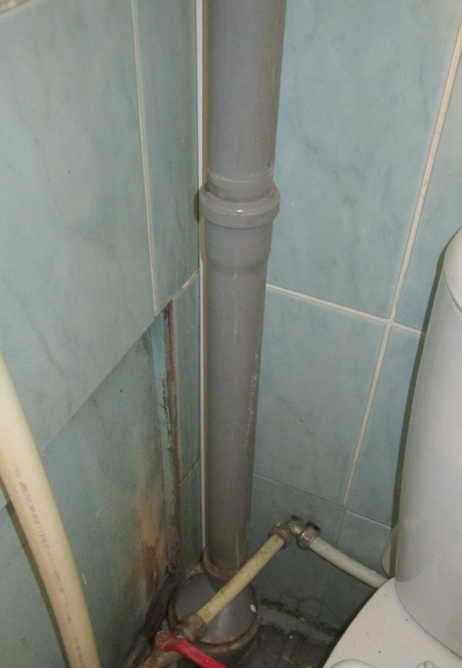 Installer une machine à laver dans une colonne montante en PVC