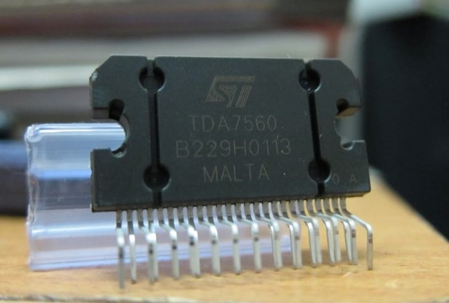 Amplificador de potència simple 4x50 W