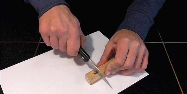 Brousek na nože vyrobený ze zapalovače