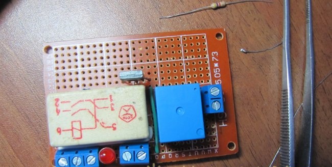 The simplest scheme for automatic water level control