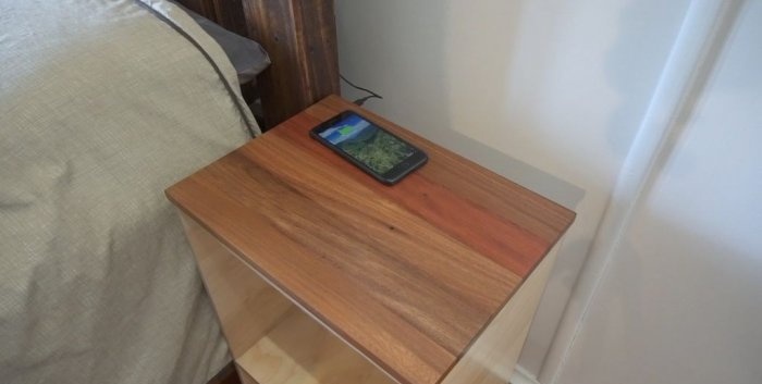 Wireless bedside table para sa pag-charge ng mga gadget