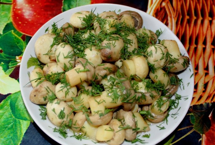 Mabilis na recipe para sa marinated champignons