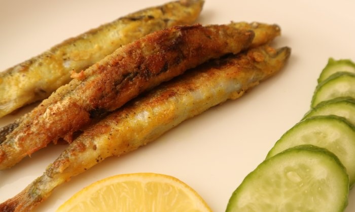 Cómo preparar rápidamente un aperitivo de pescado barato y sabroso con capelán