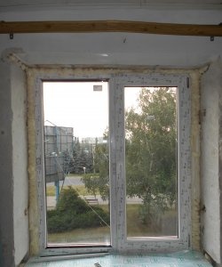 Doe-het-zelf-installatie van een kunststof raam
