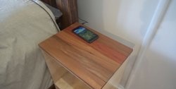 "Wireless" bedside table para sa pag-charge ng mga gadget