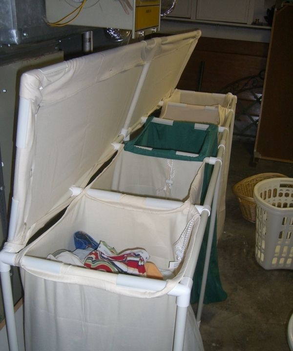 Großer Wäschesortierkorb aus Kunststoffrohren