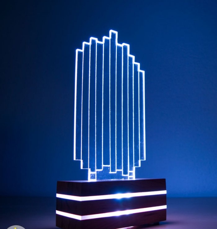 LED lampa vyrobená z akrylového skla a dřeva