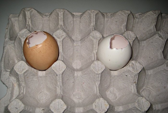 Великденски сувенир от гипс Яйце на поставка
