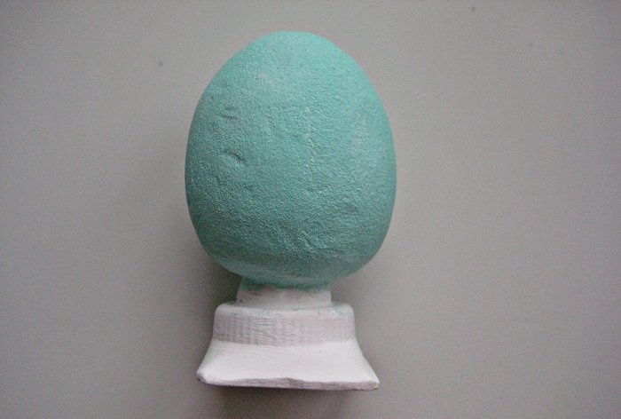 Wielkanocna pamiątka wykonana z gipsu Jajko na stojaku